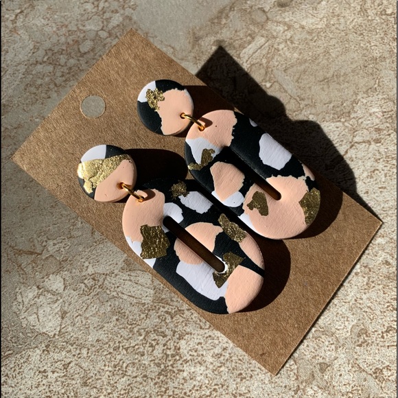 Jewelry - Black, White & Peach Oval Earrings